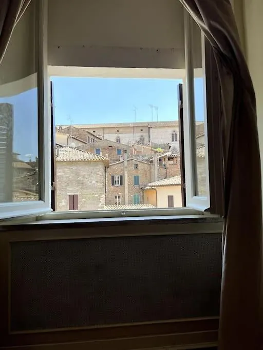 شقة L'Attico Del 1600 In Centro بيرودجا